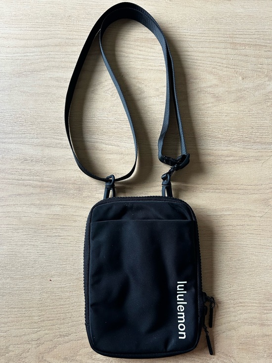 lululemon athletica Handbags - Lululemon Athletica Easy Access Black Sling Crossbody Bag w/ Removable Straps
